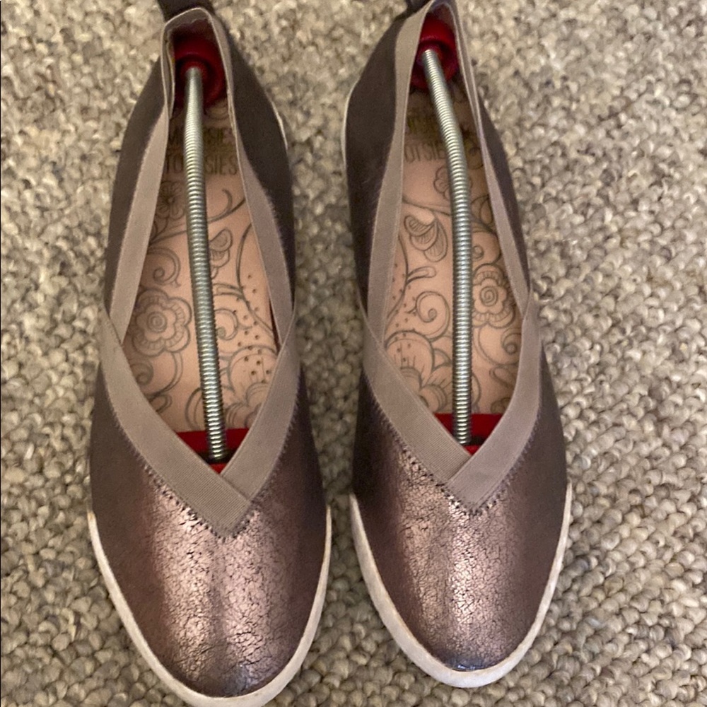 In excellent Mootsies Tootsies metalic rose Flats comfortable shoes